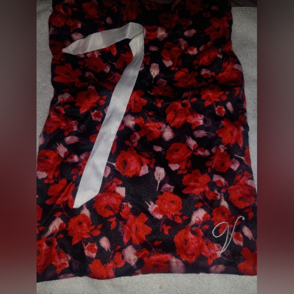 VICTORIA'S SECRET PINK SILVER HAND BAG AND VICTORIA'S SECRET DRAWSTRING FLORAL.